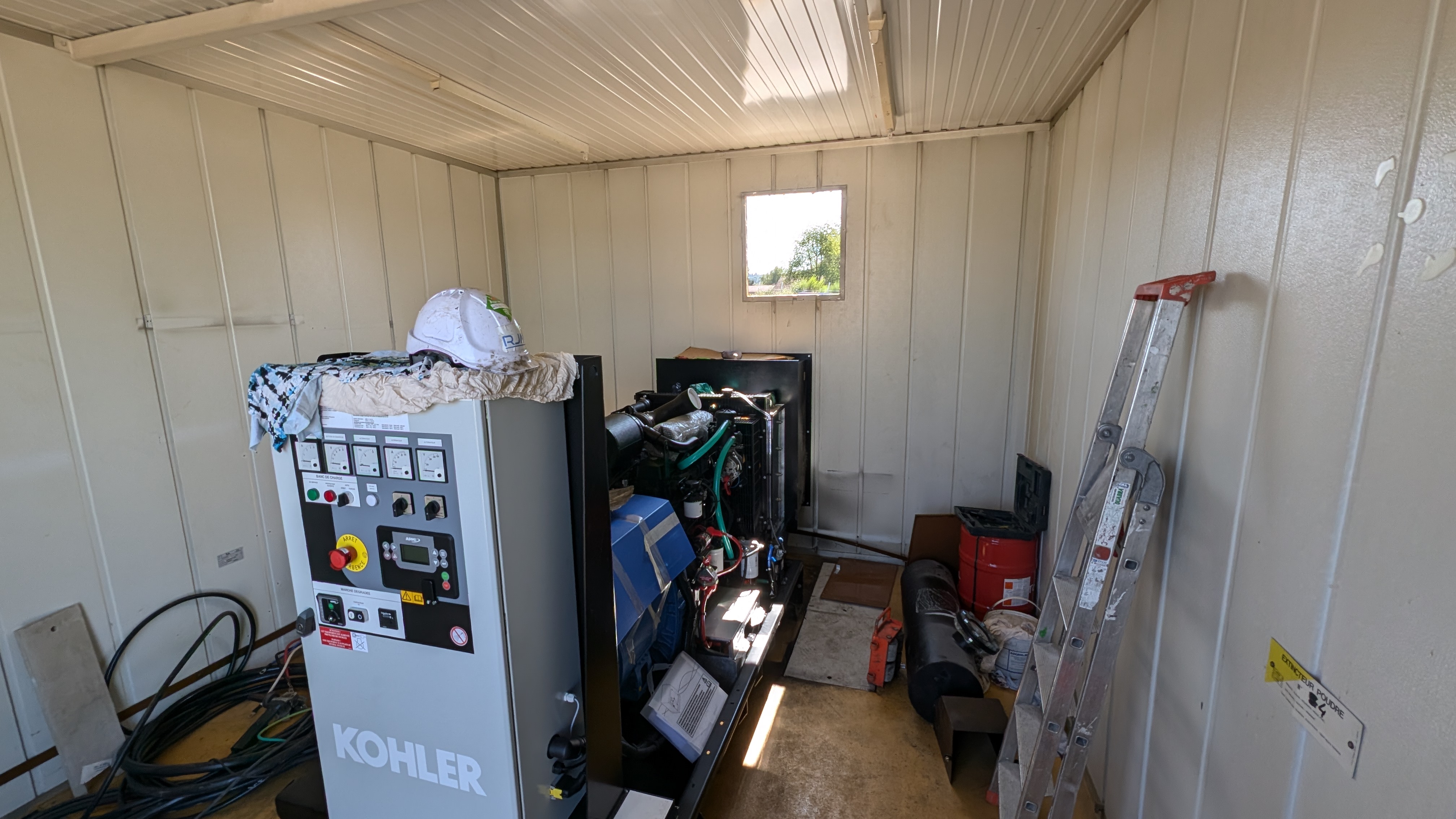 Nouveau groupe électrogène Kohler en cours d'installation